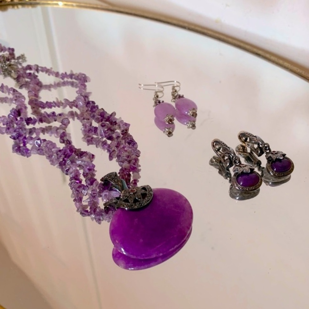 Beautiful vintage purple stone necklace & two pairs of earrings set